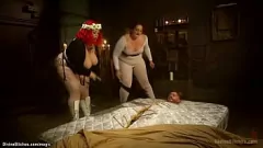 play BBW Femdoms April Flores et Mimosa dominent un homme esclave avec un gode ceinture et une action de gode