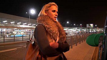 Loira madura faz sexo no carro no aeroporto com o motorista