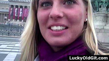 play La blonde a des relations sexuelles chaudes avec un adolescent qui suce mal