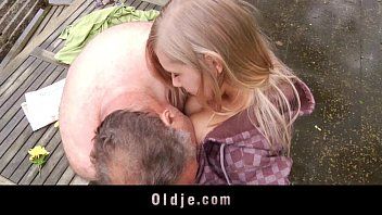 play Xxx con un mojeag que se folla a su sobrina en el bosque xnxx