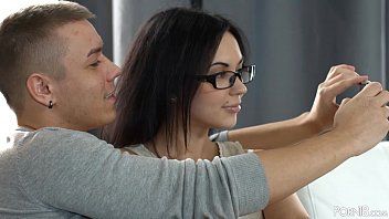 play films xxx avec une brune mature partie assise sur la bite d'un adolescent