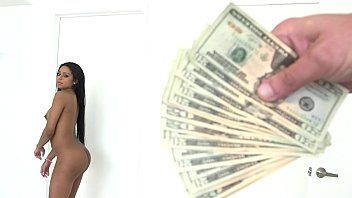 play La donna di colore pagata da un rumeno con 200 dollari per accettare di fare un film xnxx