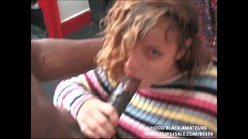 play Une fille de Ferentari veut être filmée quand elle fait une pipe et du sexe mais suce une grosse bite noire