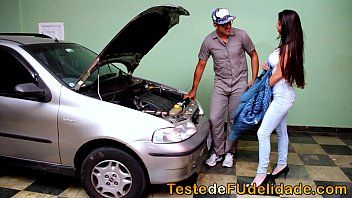 play Para acelerar seu carro, o mecânico o bombardeou com um oral e fez sexo com ele