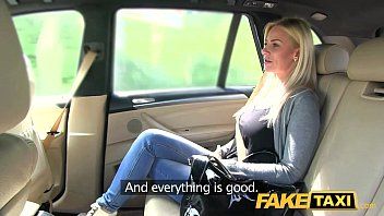 play Ze houdt ervan om seks te hebben in zo'n luxe auto
