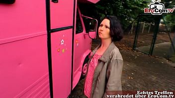 play Chatte ayant des relations sexuelles dans la caravane