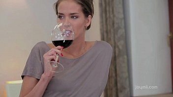 play Frau serviert Wein und lutscht Schwanz