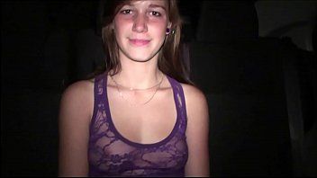 Mulheres de bunda grande, uma adolescente se masturba no carro de seu amante