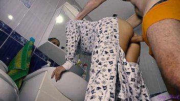 play Sie geht im Pyjama zum Haus ihres Freundes und er ist total aufgeregt