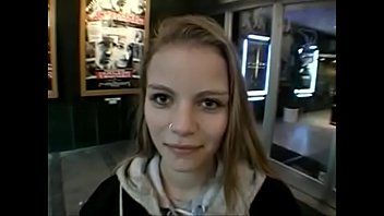 play Die Blondine, die ihren Freund dazu bringt, ihr die Zunge zu brechen