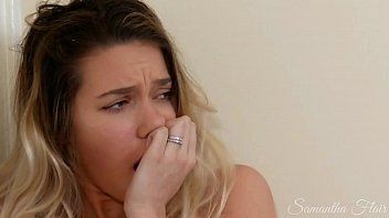 play Sie sieht in ihrer unbekleideten Muschi zu, wie ihre Schwester ihrem Mann einen perfekten Blowjob gibt, der ihr in den Hals spritzt