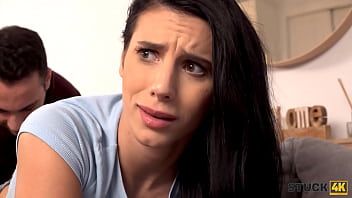 play L'adolescente del villaggio ha una figa profonda e depilata pronta per xxx