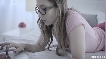 Ma ochotę położyć szyję na penisie faceta, który ją trzyma