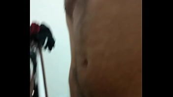 play Xxx auf dem Rücken mit Orgasmus direkt im Hals
