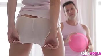 play Ella no puede esperar a que la desnuden y la empujen dentro de su pene.