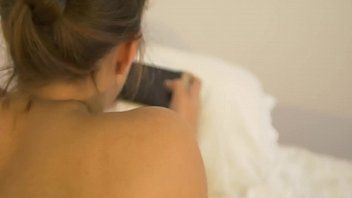 Dona bella porno faz xxx na escola no banco com sua colega de colégio