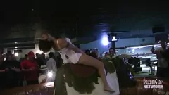 play Zwoele sirenes in kanten lingerie nemen het op tegen de stier in de nachtclub van Tampa