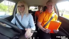 play MILF vestida de medias se vuelve traviesa con el instructor de autos en POV