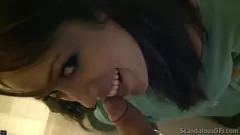 play Stairwell Blowja: Rubia Babe da una polla íntima chupando y handjob