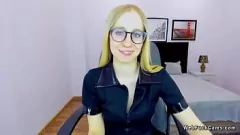 play Las pequeñas tetas de la nena rubia europea expuestas en la cámara web