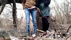 play MILF con curvas en falda de cuero chupa la polla al aire libre después de ayudar con meando