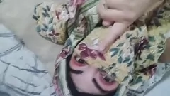 play MILF árabe de hijab esguichos enquanto o marido ora: orgasmo real!