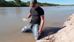 play Public pissing en cumshot in jeans op de Rio Grande