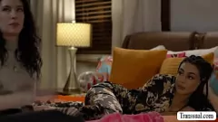 play Latina ts Eva Maxim lèche et baise la chatte de la lingerie